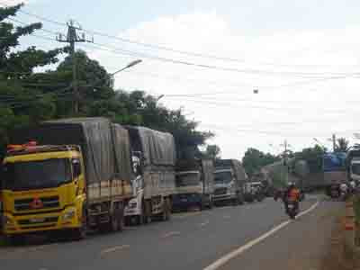 Xe chở quá tải tìm cách né trạm cân