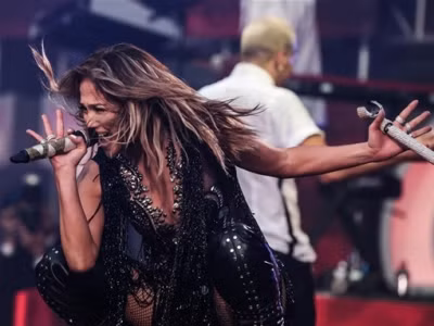 Bất chấp chỉ trích, Jennifer Lopez vẫn thỏa sức sexy