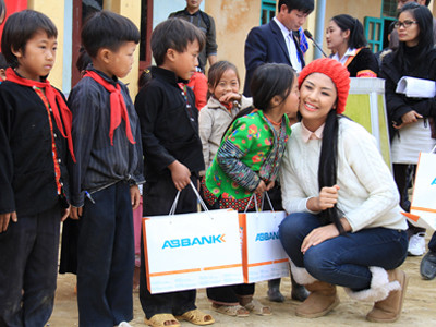 Hoa hậu Ngọc Hân thân thiện với trẻ vùng cao