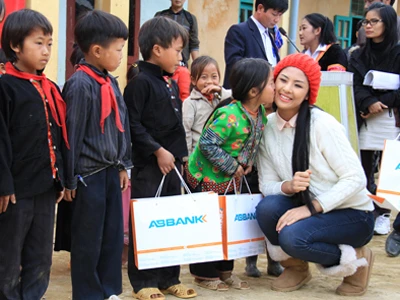 Hoa hậu Ngọc Hân thân thiện với trẻ vùng cao