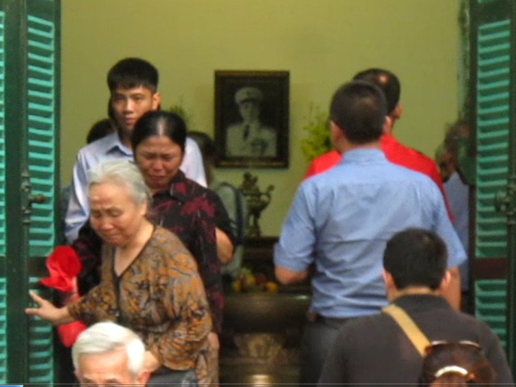 Clip: Người dân nghẹn ngào tưởng niệm Đại tướng