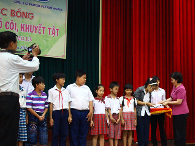 Vinamilk trao học bổng cho học sinh nghèo, mồ côi, khuyệt tật tại Bến Tre