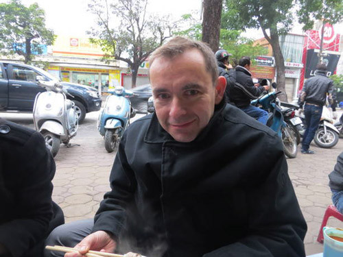 Bắt gặp Đại sứ Pháp chén phở vỉa hè Hà Nội