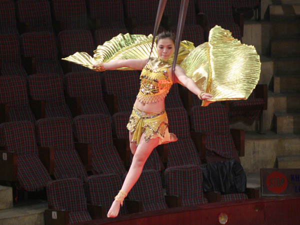 Người đẹp múa bụng trên không