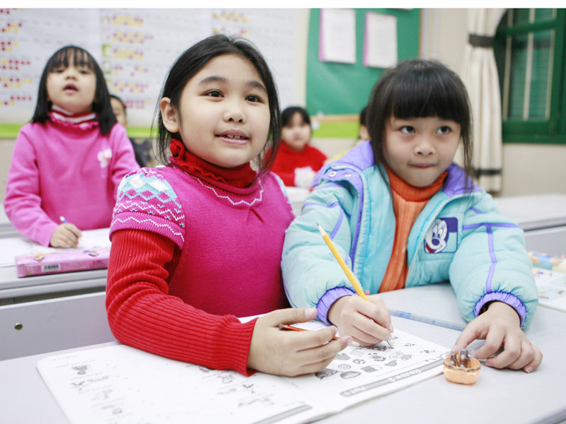 Với học sinh tiểu học, việc học thêm chỉ áp dụng với một số trường hợp và không được quá 2 buổi/tuần (Ảnh minh họa). Ảnh: Hồng Vĩnh