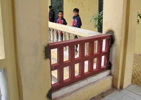 Vị trí ban công bị vỡ và rơi xuống đất