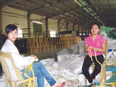 Trước khi Cty ROBE (ông chủ người Việt) tiếp quản nhà xưởng này đã có hai chủ Hàn Quốc bỏ trốn để lại khoản nợ hàng triệu USD cho chủ nợ Agribank Phú Thọ (trong ảnh: Nhân viên Cty ROBE đang đóng gói dây thừng). Ảnh: Phong Cầm