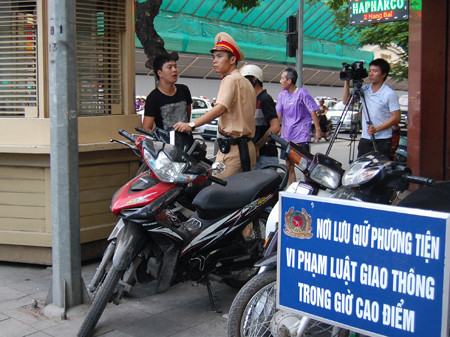 Lực lượng CSGT đội 1 - CATP Hà Nội xử phạt các trường hợp vi phạm giao thông ngày 10-11 tại khu vực ngã tư Phố Huế - Hàng Khay