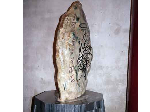 Sẽ di dời hòn đá lạ khỏi Đền Hùng