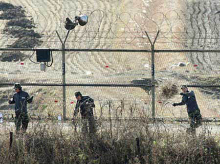 Trung Quốc đã quyết định cho điện chạy qua hệ thống hàng rào dây thép gai ở biên giới với CHNDND Triều Tiên