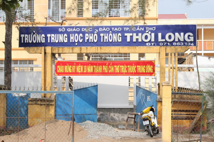 Đình chỉ công tác thầy giáo ‘quan hệ’ với học trò