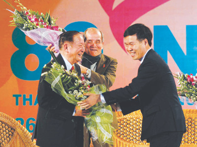 Anh Võ Văn Thưởng tặng hoa cho cựu cán bộ Đoàn Ảnh: Xuân Phú