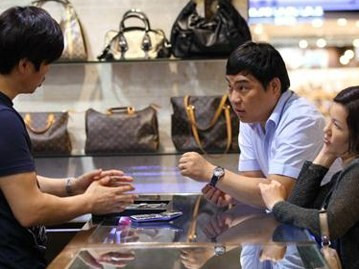 Hải quan tiết lộ giá hàng hiệu nhập vào VN