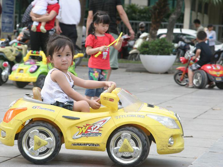 Ngắm các nhí vô tư lái 'xế hộp'