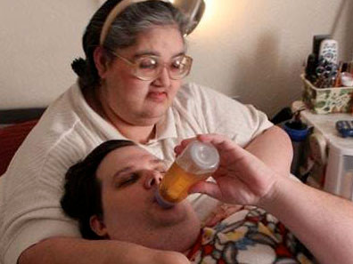 31 tuổi vẫn thích chơi búp bê, ngậm ti giả