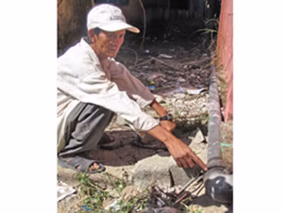 Ống dẫn dầu lộ thiên cạnh lớp học