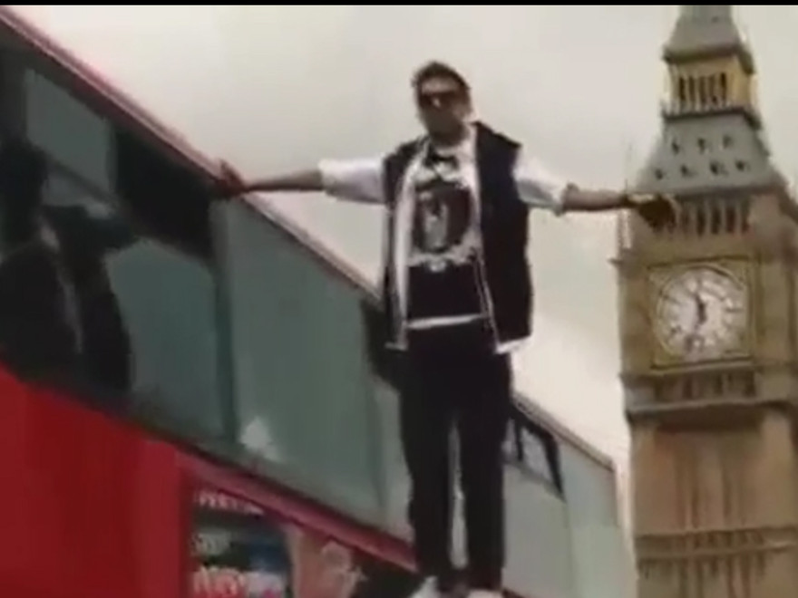 Xem người bay lơ lửng giữa trời