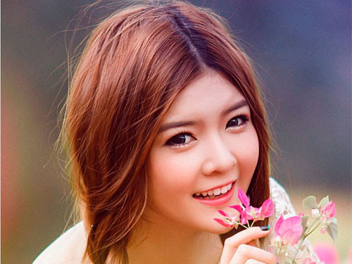 Hot girl xinh như búp bê nói về 'chân dài óc ngắn'