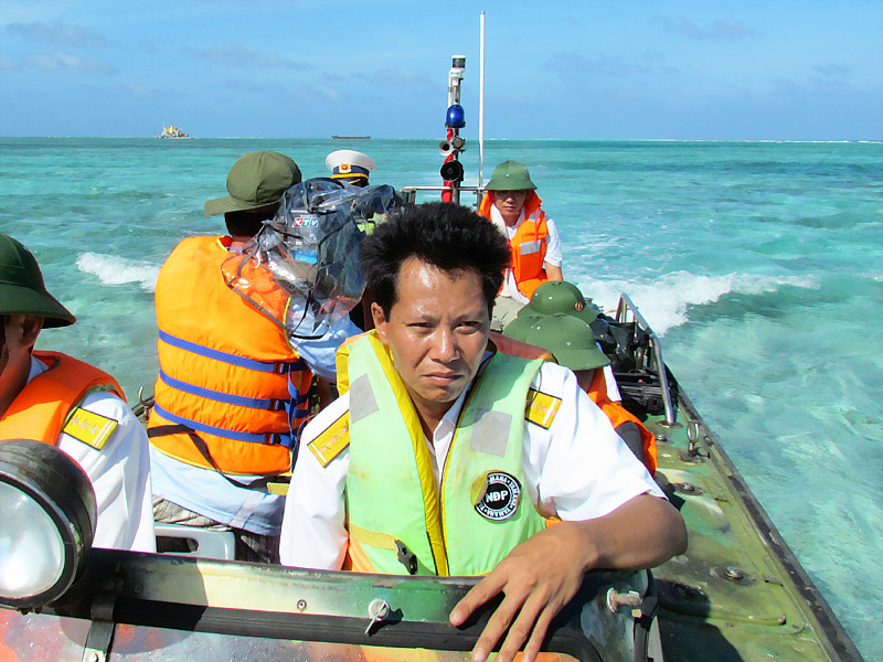 Đại úy Hoàng Khắc Hải đang điều khiển xuồng CQ