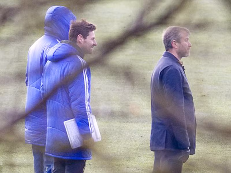 Ông chủ Abramovich có chuyến thăm gây bất ngờ trong buổi tập của Chelsea Ảnh: Dailymail
