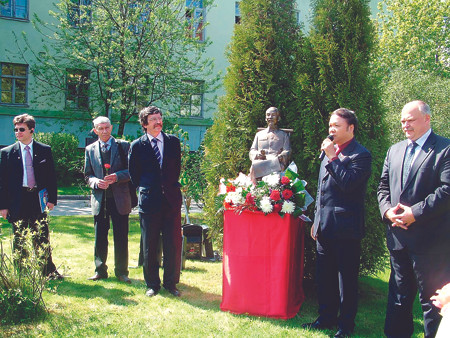 Chuyện đặt tượng Bác ở thành Len