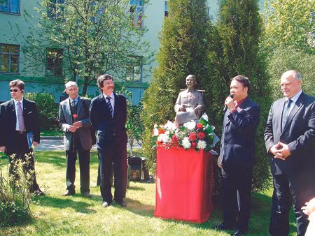 Chuyện đặt tượng Bác ở thành Len