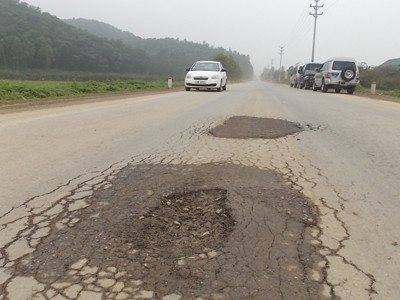 Đại lộ Thăng Long kéo dài: Thông xe 1 năm đã nứt vỡ