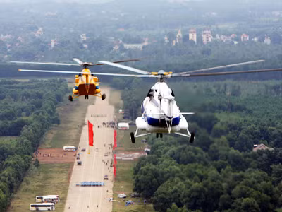 Hai chiếc MI-171 (bay đầu tiên) và MI-17 đang luyện tập. (Ảnh chụp từ trên máy bay trong đội hình ba biên đội trực thăng)