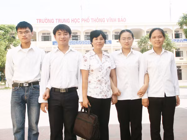 Cô giáo chủ nhiệm lớp 12A1 và 4 thủ khoa Ảnh: Phạm Duẩn