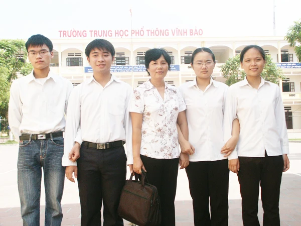 Cô giáo chủ nhiệm lớp 12A1 và 4 thủ khoa Ảnh: Phạm Duẩn