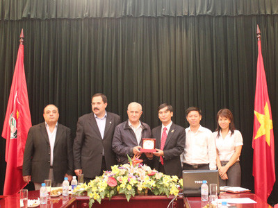 Bí thư T.Ư Đoàn Dương Văn An (thứ 3 từ phải sang) tặng quà đoàn đại biểu Palestine Ảnh: Hoàng Phan