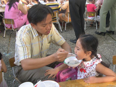 Phụ huynh và học sinh Trường mầm non Hoa Lư, Q.1 tham gia lễ hội buffet sáng do trường tổ chức. Năm nay, trường nhận giữ trẻ những ngày giáp tết. Ảnh: H.Hg (Tuổi Trẻ)