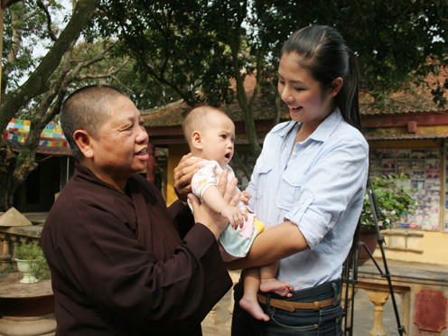 Ngọc Hân đến với trẻ em kém may mắn