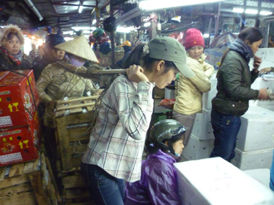 Mưu sinh tại chợ Long Biên