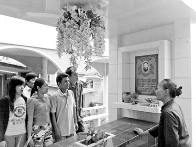 Mùa Vu lan trong nghĩa trang nghệ sĩ