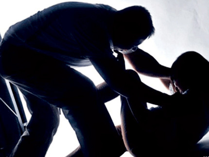 Bé 12 tuổi đồng ý chơi trò 'người lớn' với cha dượng