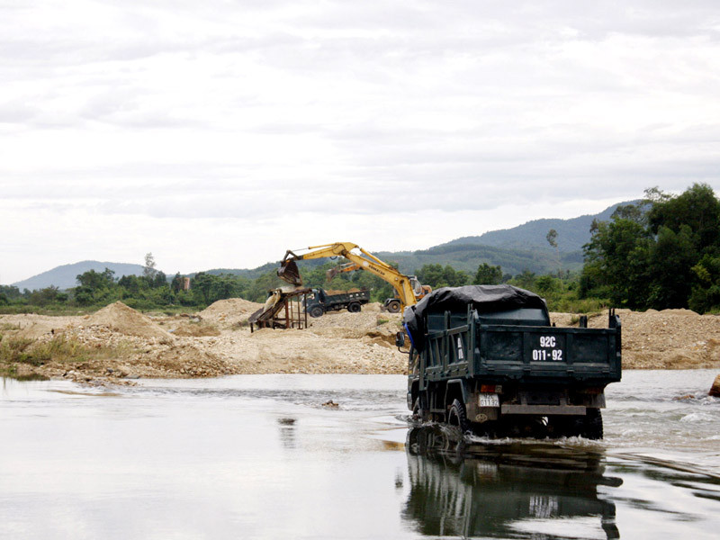 Khai thác cát để đãi vàng trái phép, gây chết người