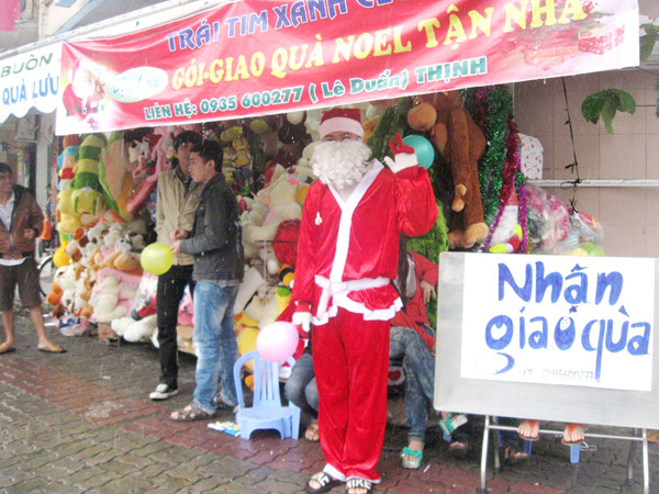 Bạn trẻ Đà Nẵng mở dịch vụ để kiếm tiền làm từ thiện dịp Noel. Ảnh: Hoài Văn