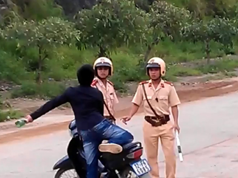 Vi phạm giao thông, cầm chai bia đánh cảnh sát