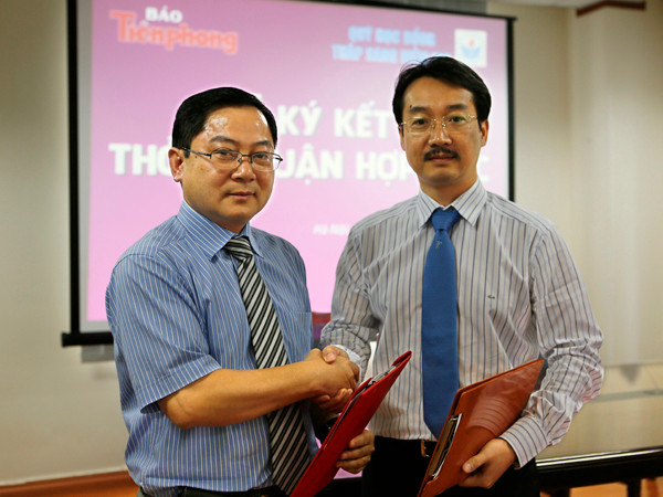TBT báo Tiền Phong - ông Lê Xuân Sơn (trái) và Phó Chủ tịch Quỹ Thắp sáng niềm tin, ông Nguyễn Thiện Bảo, trong buổi ký thỏa thuận hợp tác
