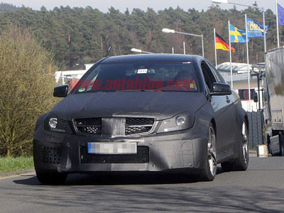 Hé lộ chiếc Mercedes-Benz C63 AMG màu đen