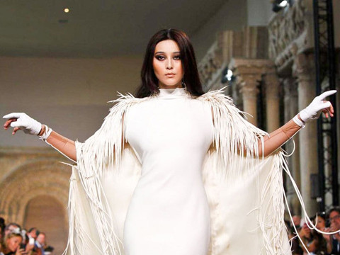 Phạm Băng Băng diện váy 'khủng' trên sàn catwalk