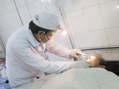 Cả trăm con dòi trong mũi cụ ông là ấu trùng ruồi