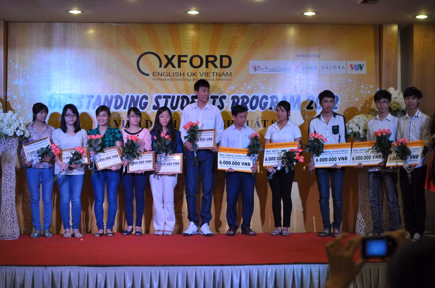 Các thủ khoa năm 2012 nhận học bổng