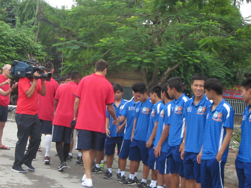 Clip: Sao Arsenal giao lưu CLB trẻ