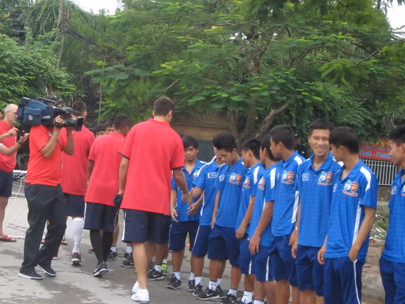 Clip: Sao Arsenal giao lưu CLB trẻ