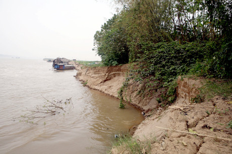 Điểm sạt lở kéo dài hàng km, "nuốt" nhiều đất nông nghiệp của người dân xã Minh Châu