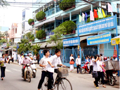 Truy sát bạn học giữa sân trường