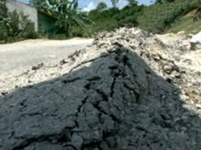 Đoạn đường chưa bàn giao đã hỏng Ảnh: D.C