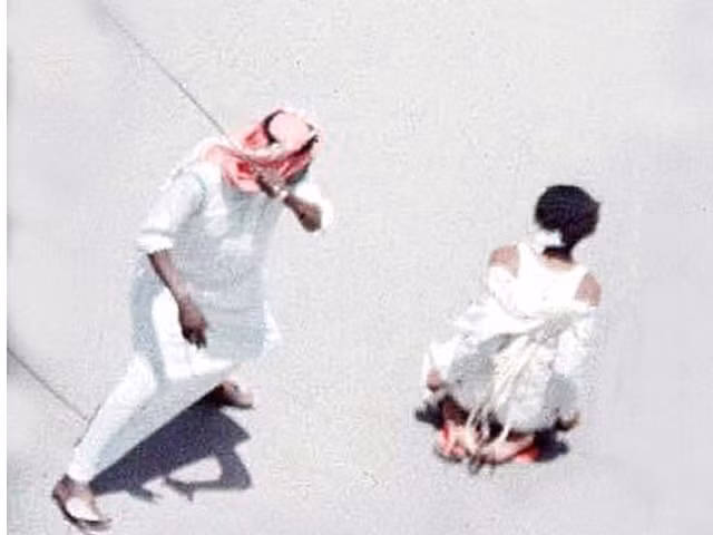 Một đao phủ chuẩn bị chặt đầu một tử tù